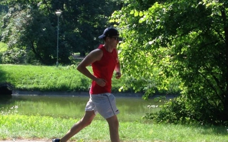 mężczyzna w średnim wieku trenuje bieganie