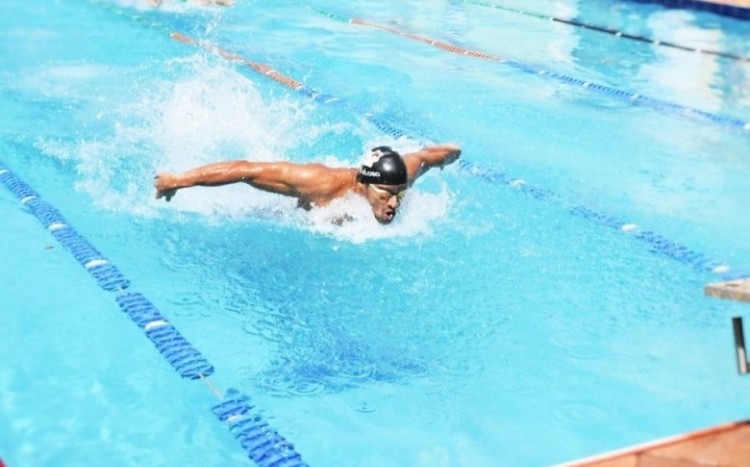 mężczyzna płynący w basenie