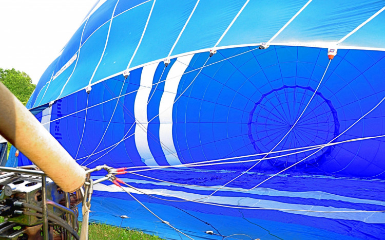 napełnianie czaszy balonu powietrzem przed lotem