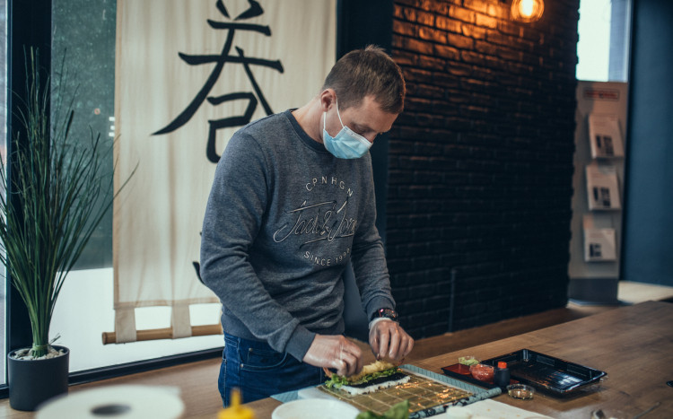 lekcja przyrządzania sushi