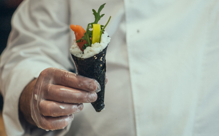 układanie składników sushi