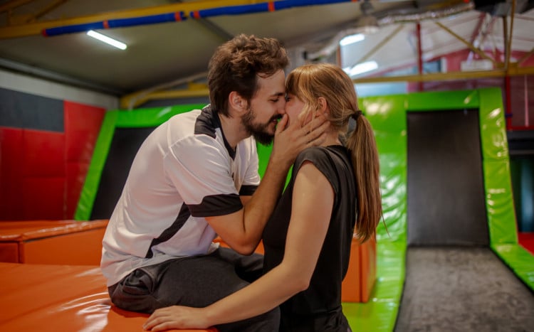 zakochana para w parku trampolin