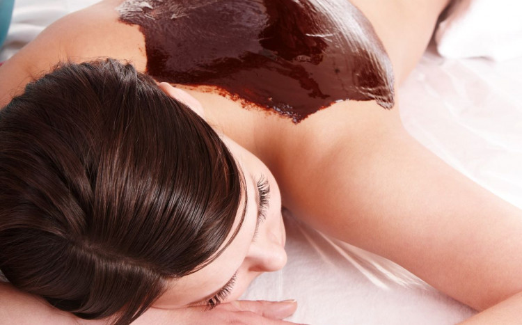 kobieta podczas masażu czekoladą