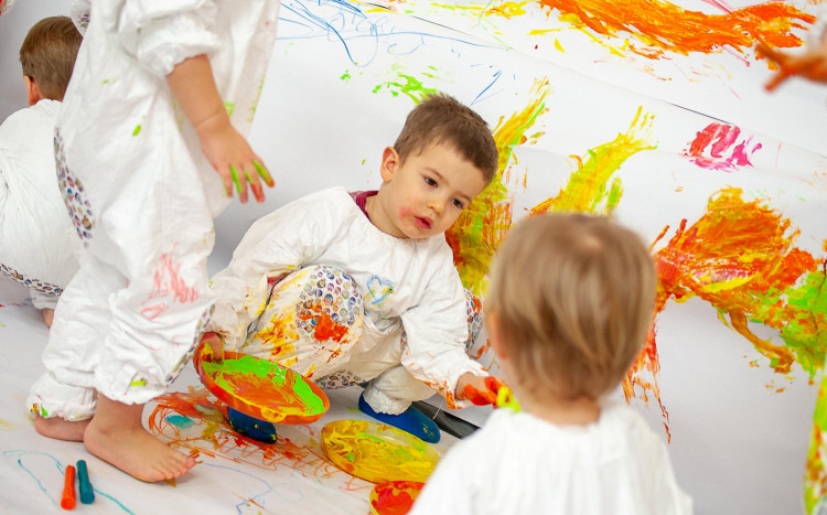 dzieci bawiące się farbami