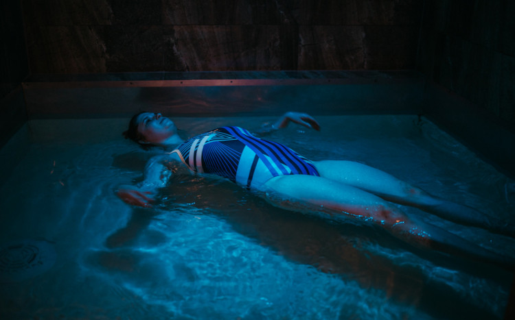 kobieta unosi się w basenie
