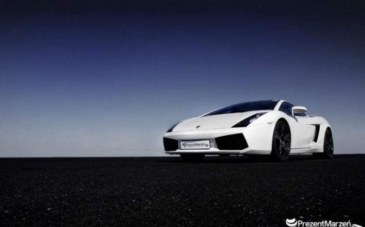 Lamborghini Gallardo na tle błękitnego nieba