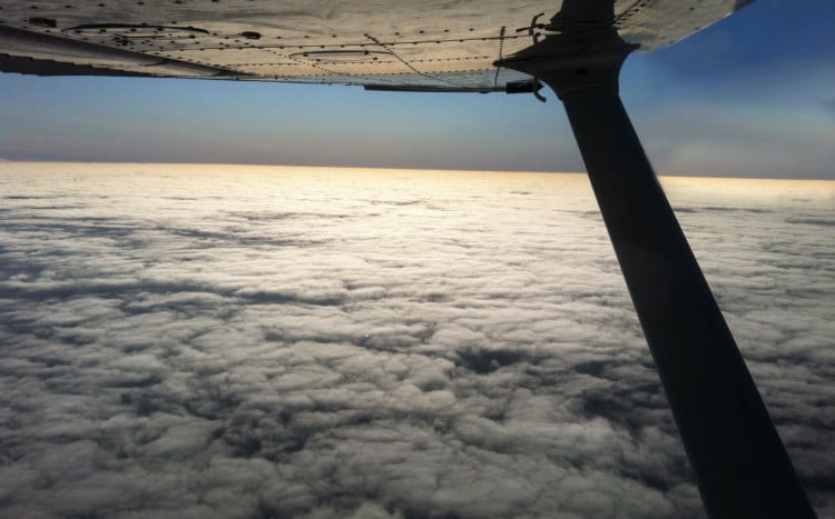 Samolot lecący ponad poziomem chmur