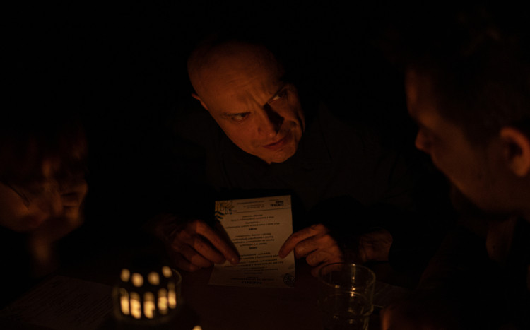 mężczyzna i kobieta w restauracji w ciemności