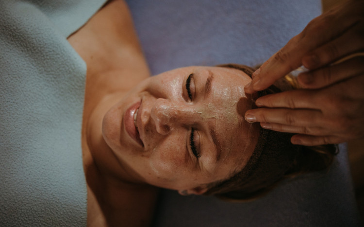masaż twarzy z kremem