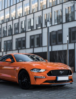 Jazda Fordem Mustangiem GT ulicami miasta – Poznań