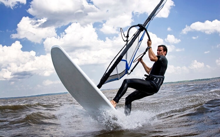 skok na desce do windsurfingu