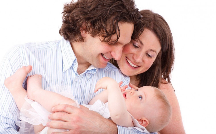 Rodzice i niemowlę na sesji zdjęciowej.