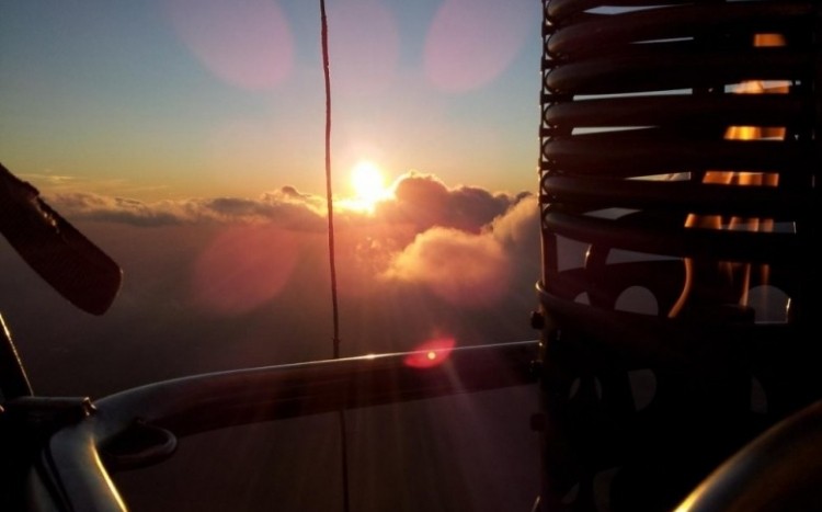 zachód słońca oglądany z lotu balonem