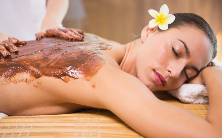 Kobieta podczas masażu czekoladą.