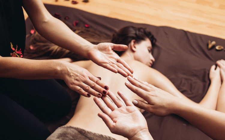 Kobieta na masażu na cztery ręce.