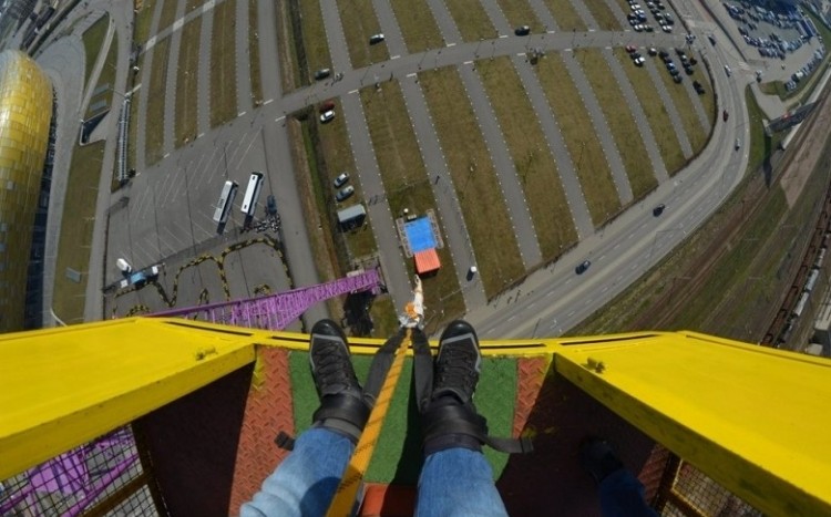 Skok na bungee, w tle błękitne niebo