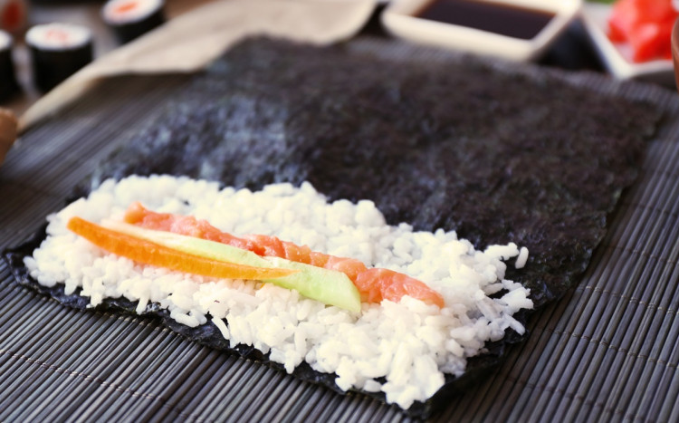 Robienie sushi w restauracji.