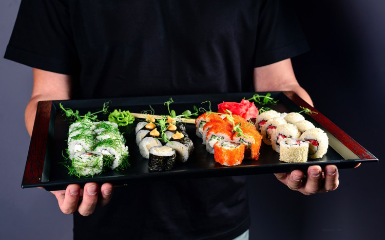 Sushi zrobione przez sushi mastera.