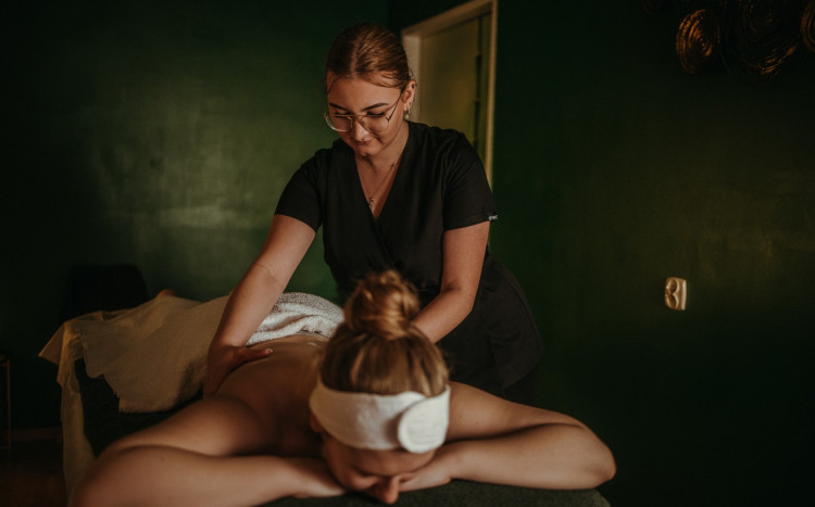Masażystka wykonuje masaż
