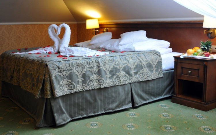 Duże łóżko w hotelu.