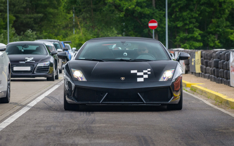 Ujęcie na przód oraz prawy bok pędzącego Lamborghini