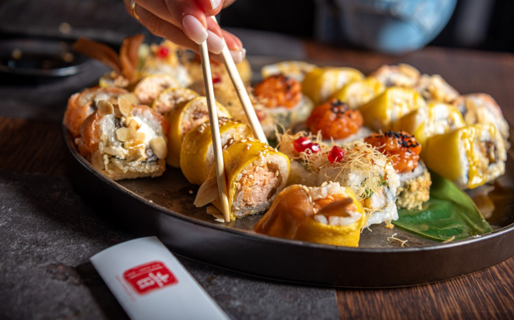 Chwytanie sushi za pomocą pałeczek