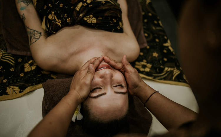 Uśmiechnięta kobieta podczas masażu