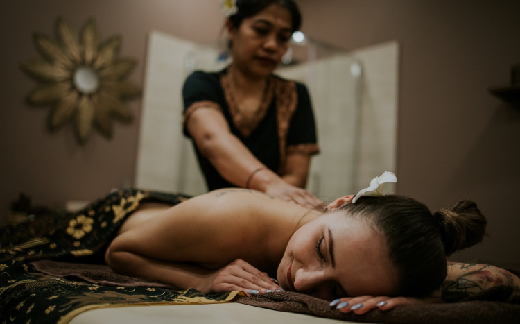 Zrelaksowana kobieta podczas masażu