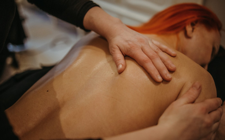 kobieta podczas masażu braków