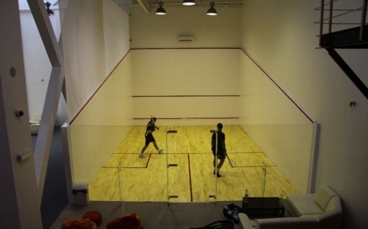 gracze na korcie grający w squasha