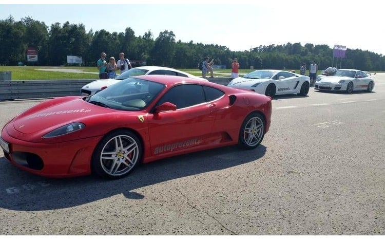 Ferrari F430 na tle innych super samochodów