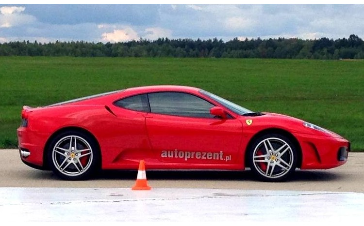 Ferrari F430 na torze na tle lasu