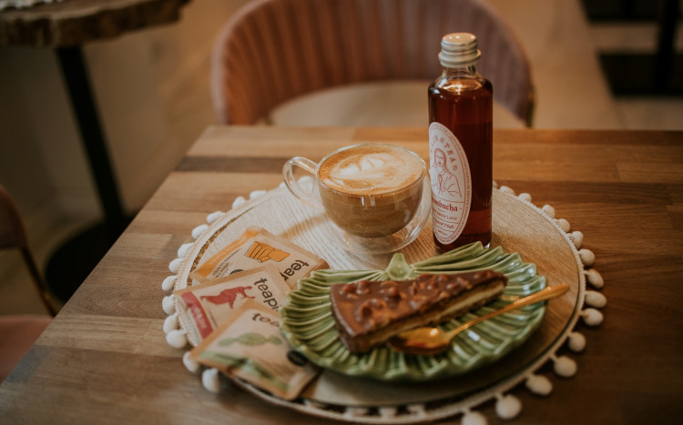 kawa z ciastem w Holy SPA & Cafe