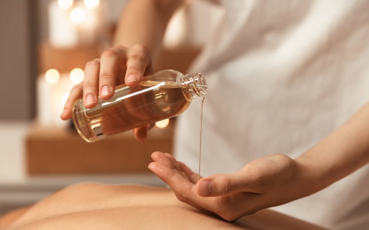 masaż aromaterapeutyczny na olejku