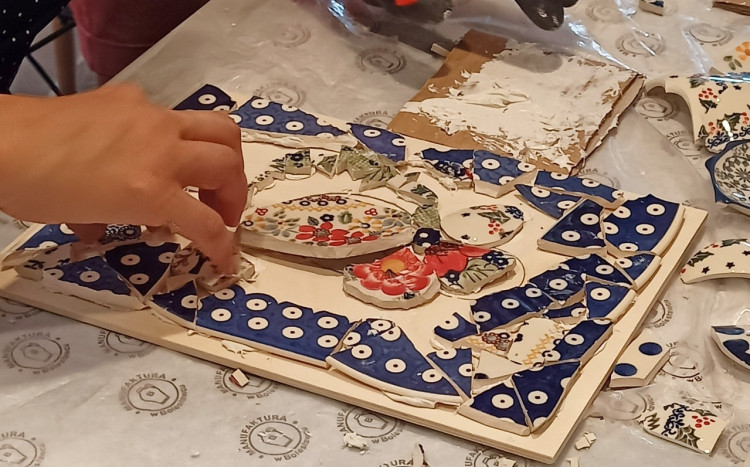 tworzenie mozaiki z ceramiki