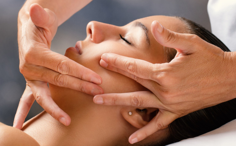masaż twarzy kobiety w salonie SPA