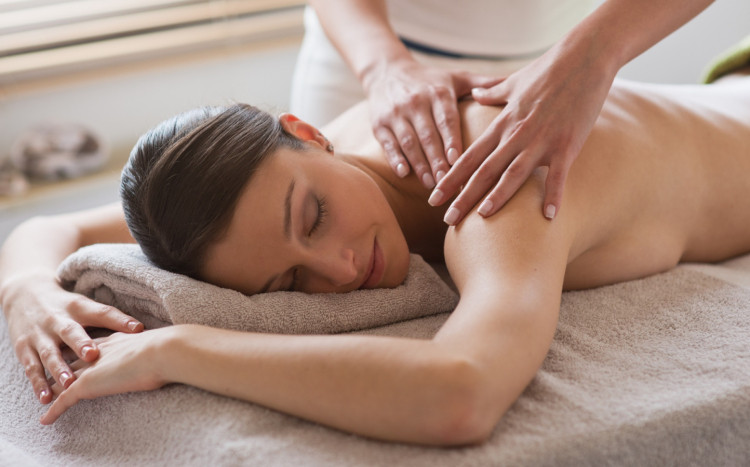 relaksacyjny masaż kobiety w salonie SPA