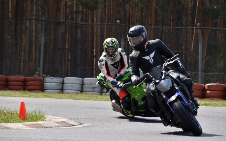 Dwoje motocyklistów na torze