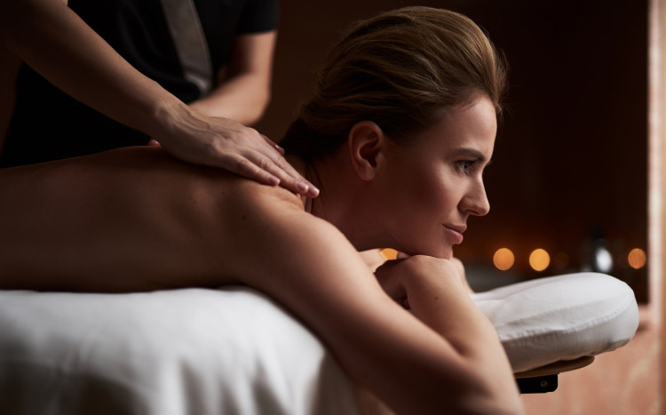 kobieta podczas masażu pleców