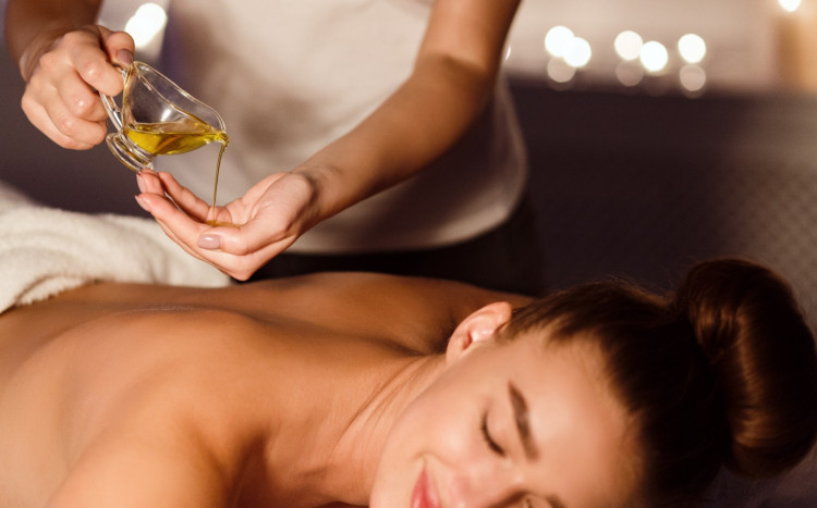 kobieta podczas masażu olejkami w gabinecie masażu