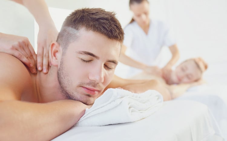 mężczyzna podczas masażu 