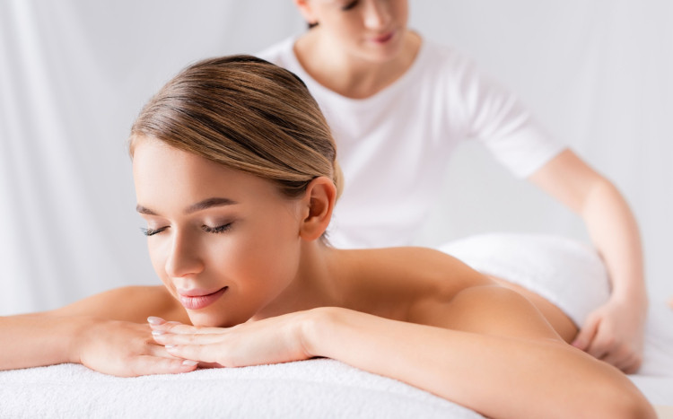 zrelaksowana kobieta w salonie spa na masażu