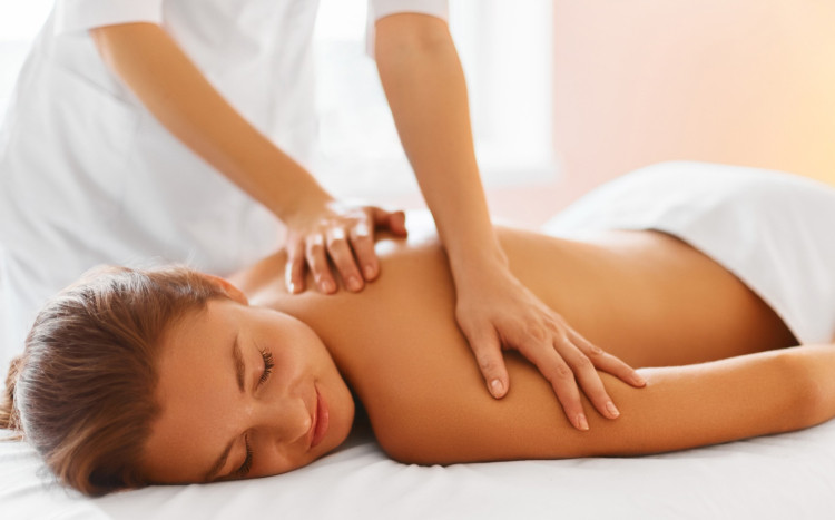 zrelaksowana kobieta podczas relaksującego masażu ciała