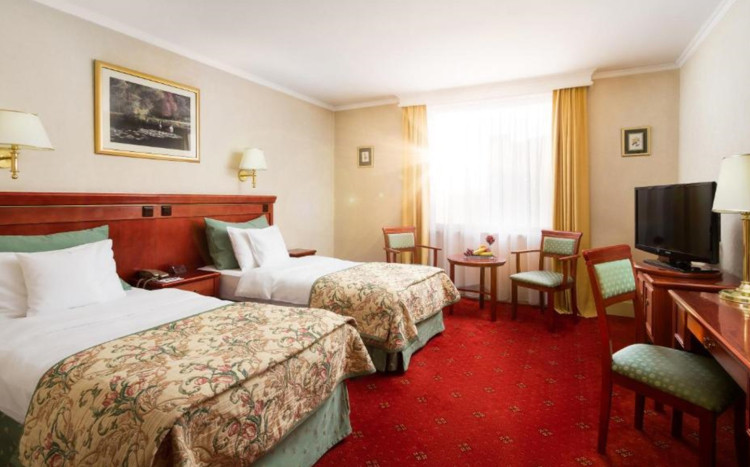 hotelowy pokój z dwoma łóżkami 