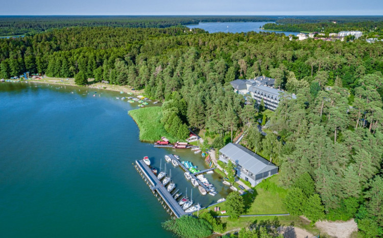 widok z góry na teren hotelu i jezioro