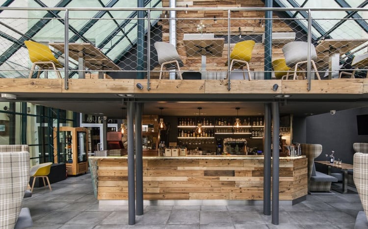 bar hotelowy z drewnianym barem