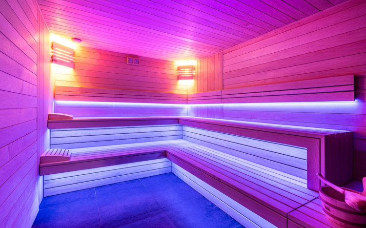 sucha sauna w podświetleniem