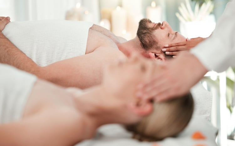 kobieta i mężczyzna w czasie relaksującego masażu głowy
