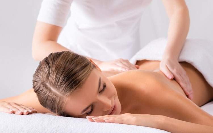 masażystka wykonuje relaksujący masaż pleców