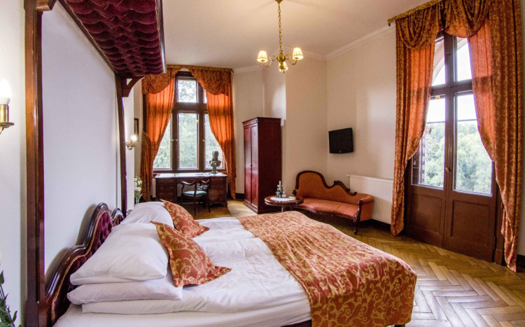 pokój w hotelu w stylu tradycyjnym z łóżkiem małżeńskim